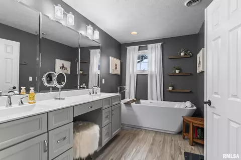 Bath - 2721 Dickens Dr, Springfield, IL 62711 photo 2 of 6