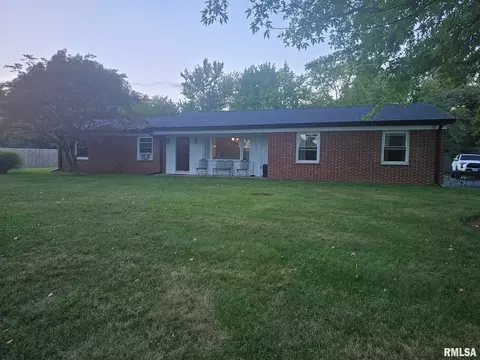 18603 Blackhawk Dr, Girard, IL 62640