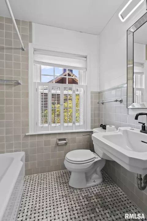Bath - 940 Williams Blvd, Springfield, IL 62704 photo 4 of 5
