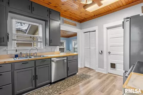 Entry Way - 1709 S College St, Springfield, IL 62704 photo 1 of 2