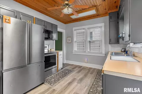 Kitchen - 1709 S College St, Springfield, IL 62704 photo 2 of 2