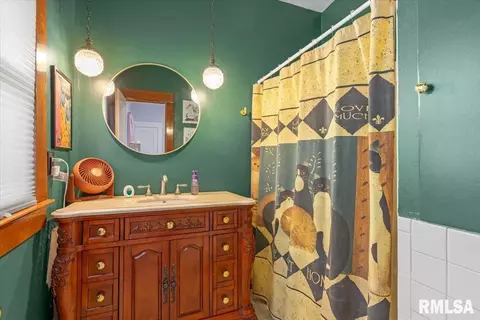 Bath - 1709 S College St, Springfield, IL 62704 photo 3 of 3