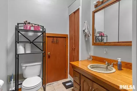 Bath - 1709 S College St, Springfield, IL 62704 photo 2 of 3