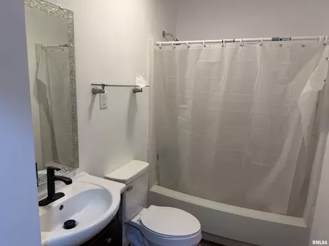 Bath - 420 S 16th St, Springfield, IL 62703 photo 1 of 1