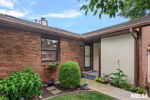 Exterior - 108 Astoria Rd, Springfield, IL 62704 photo 7 of 13