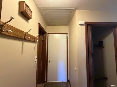 Entry Way - 108 Astoria Rd, Springfield, IL 62704 photo 2 of 2