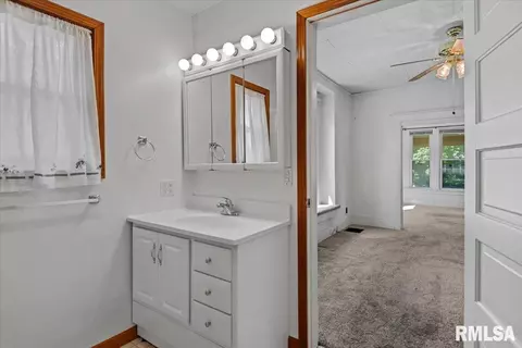 Bath - 2620 S 9th St, Springfield, IL 62703 photo 2 of 4