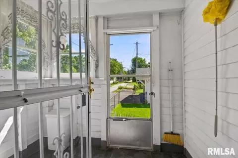 Exterior - 2620 S 9th St, Springfield, IL 62703 photo 6 of 10