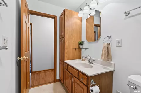 Bath - 1885 Central Point Rd, Cantrall, IL 62625 photo 2 of 3