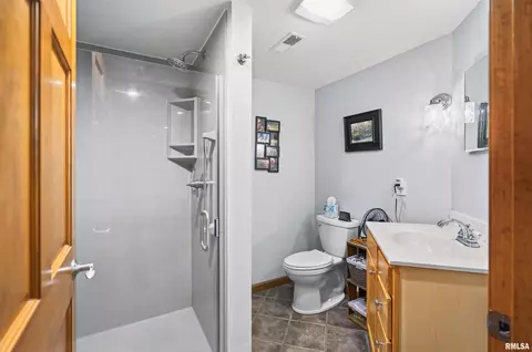 Bath - 1885 Central Point Rd, Cantrall, IL 62625 photo 3 of 3
