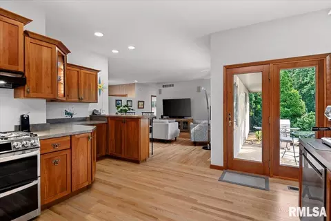 Kitchen - 6708 Phlox Dr, Springfield, IL 62712 photo 2 of 5