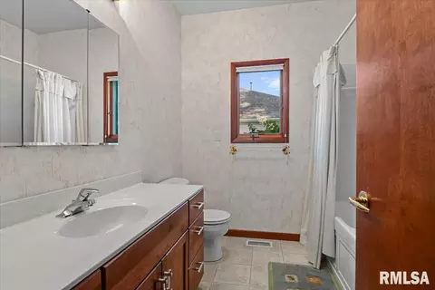 Bath - 6708 Phlox Dr, Springfield, IL 62712 photo 4 of 5