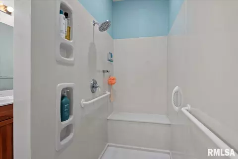 Bath - 6708 Phlox Dr, Springfield, IL 62712 photo 2 of 5