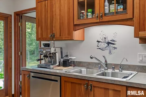 Kitchen - 6708 Phlox Dr, Springfield, IL 62712 photo 4 of 5