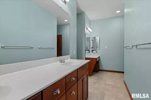 Bath - 6708 Phlox Dr, Springfield, IL 62712 photo 1 of 5