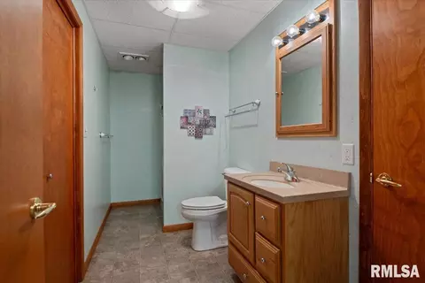 Bath - 6708 Phlox Dr, Springfield, IL 62712 photo 5 of 5