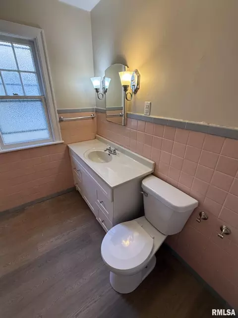 Bath - 2104 S Whittier Ave, Springfield, IL 62704 photo 2 of 3