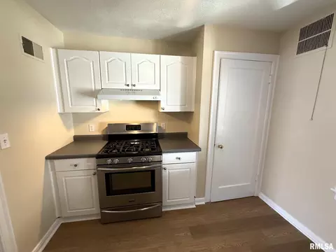 Kitchen - 2104 S Whittier Ave, Springfield, IL 62704 photo 3 of 4