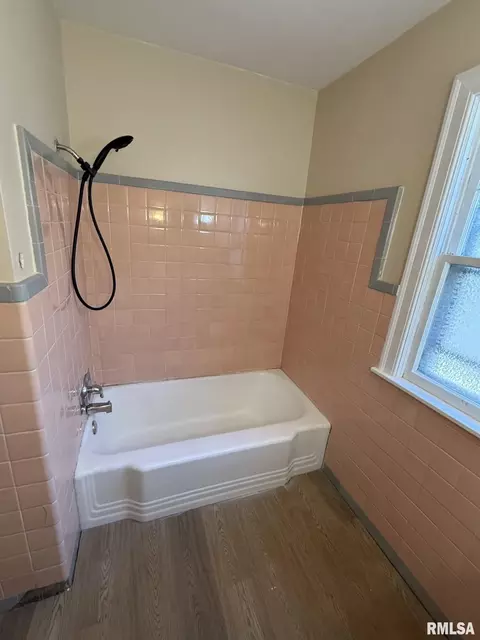 Bath - 2104 S Whittier Ave, Springfield, IL 62704 photo 3 of 3