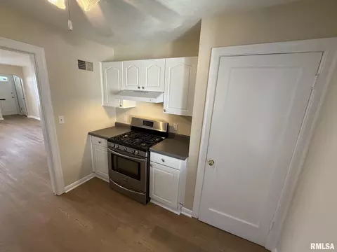 Kitchen - 2104 S Whittier Ave, Springfield, IL 62704 photo 4 of 4