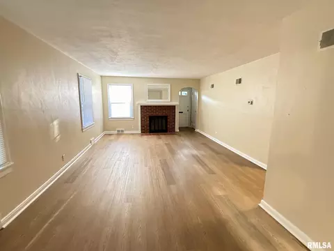 Living - 2104 S Whittier Ave, Springfield, IL 62704 photo 3 of 6