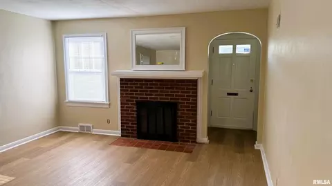 Living - 2104 S Whittier Ave, Springfield, IL 62704 photo 4 of 6