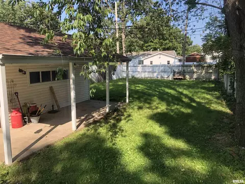 Exterior - 2004 N 22nd St, Springfield, IL 62702 photo 3 of 4