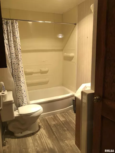 Bath - 2004 N 22nd St, Springfield, IL 62702 photo 1 of 1