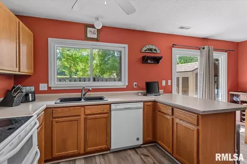 Kitchen - 28 Trailridge Ln, Springfield, IL 62702 photo 2 of 2