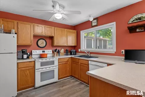Kitchen - 28 Trailridge Ln, Springfield, IL 62702 photo 1 of 2