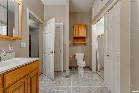 Bath - 603 W Jackson St, Athens, IL 62613 photo 2 of 3