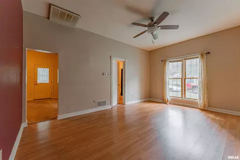 Living - 603 W Jackson St, Athens, IL 62613 photo 5 of 6