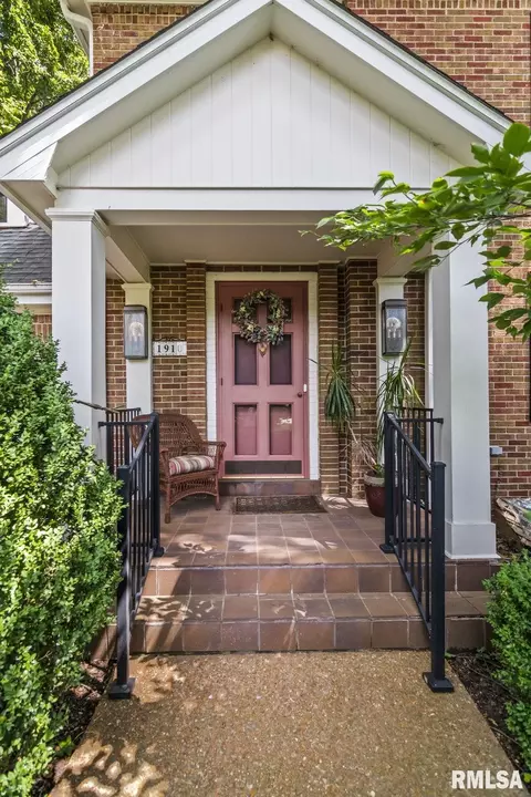 Exterior - 1910 Wiggins Ave, Springfield, IL 62704 photo 3 of 9