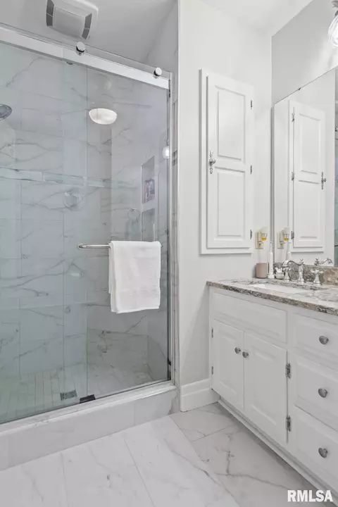 Bath - 1910 Wiggins Ave, Springfield, IL 62704 photo 3 of 6