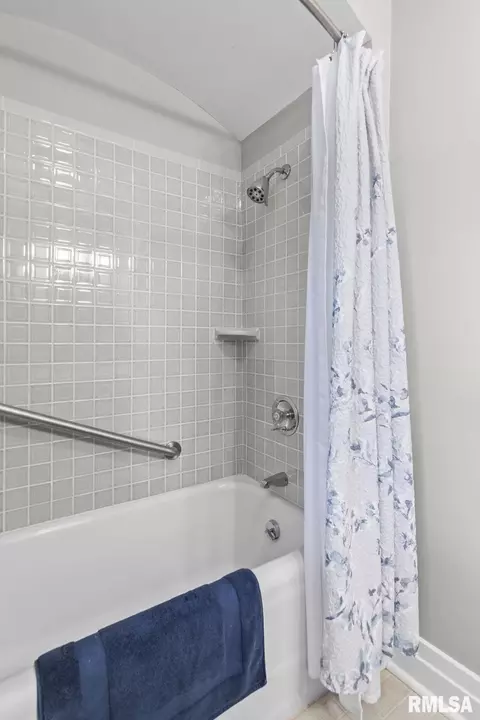 Bath - 1910 Wiggins Ave, Springfield, IL 62704 photo 6 of 6