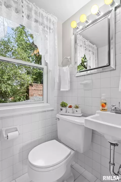 Bath - 1910 Wiggins Ave, Springfield, IL 62704 photo 4 of 6