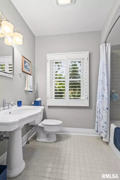 Bath - 1910 Wiggins Ave, Springfield, IL 62704 photo 5 of 6