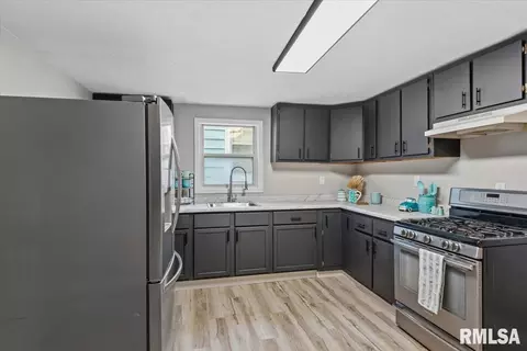 Kitchen - 2004 S Pasfield St, Springfield, IL 62704 photo 1 of 1