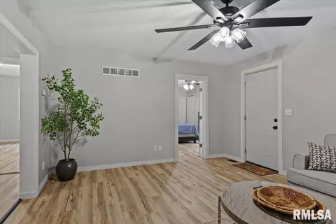 Entry Way - 2004 S Pasfield St, Springfield, IL 62704 photo 2 of 5