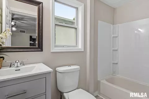 Bath - 2004 S Pasfield St, Springfield, IL 62704 photo 2 of 2
