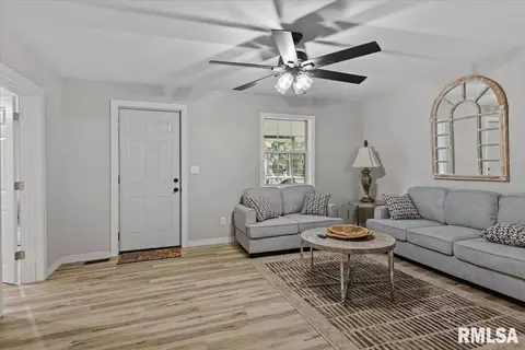 Entry Way - 2004 S Pasfield St, Springfield, IL 62704 photo 1 of 5