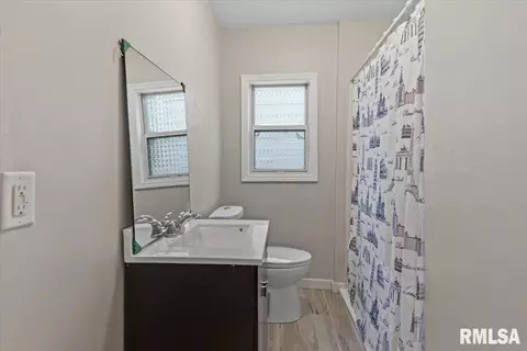 Bath - 2004 S Pasfield St, Springfield, IL 62704 photo 1 of 2