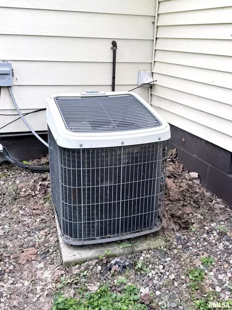 Exterior - 107 W Hunter St, Abingdon, IL 61410 photo 16 of 16