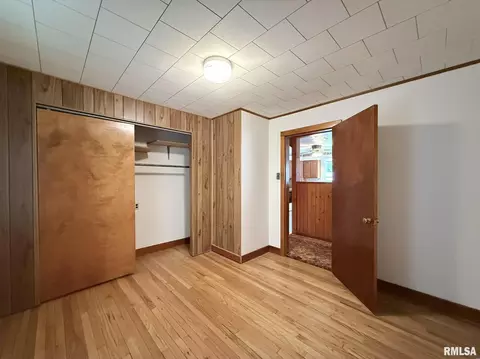 Bedroom - 107 W Hunter St, Abingdon, IL 61410 photo 13 of 14