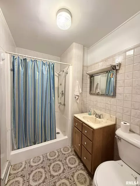 Bath - 107 W Hunter St, Abingdon, IL 61410 photo 1 of 1