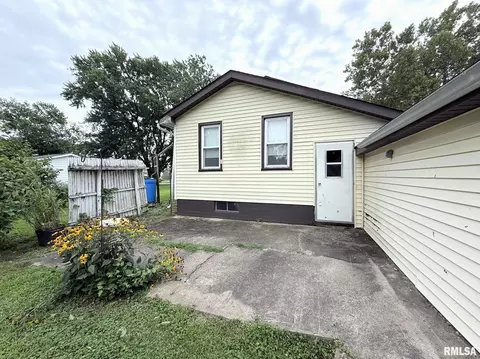 Exterior - 107 W Hunter St, Abingdon, IL 61410 photo 2 of 16