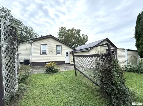 Exterior - 107 W Hunter St, Abingdon, IL 61410 photo 3 of 16