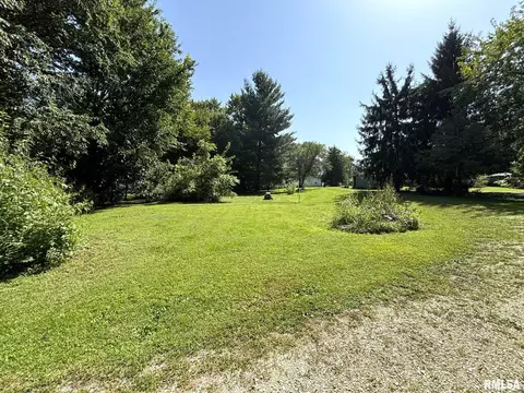 Exterior - 107 W Hunter St, Abingdon, IL 61410 photo 14 of 16