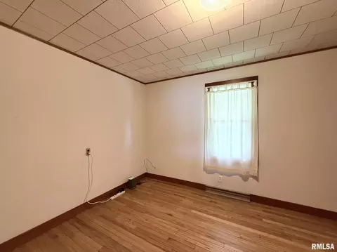 Bedroom - 107 W Hunter St, Abingdon, IL 61410 photo 12 of 14