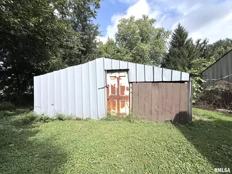 Exterior - 107 W Hunter St, Abingdon, IL 61410 photo 7 of 16